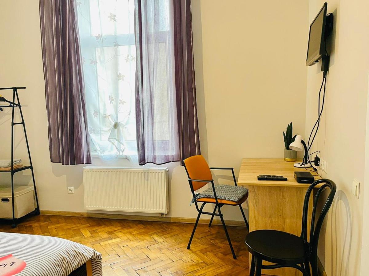 джерельна 25, в центрі з двома ізольованими спальнями
